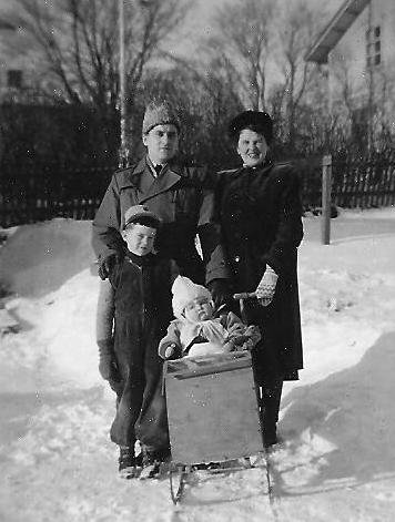 Familjen Boman, Sten och Ulla med barnen Kenneth och Kerstin på en sparktur i Birsta 1950. 